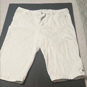 Gloria Vanderbilt White Flat Front Shorts Knee-Length